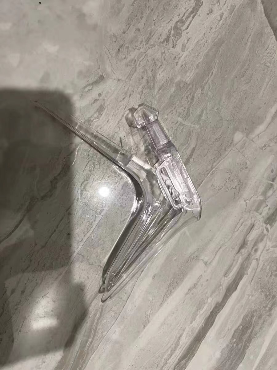 脖子套着狗链的小母狗